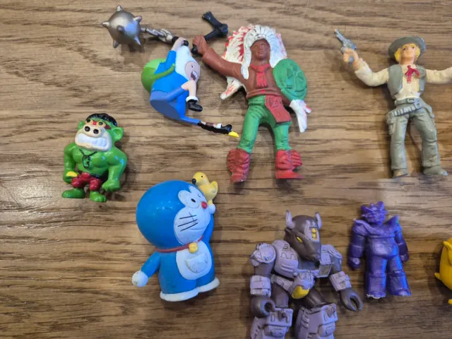 Figuras coleccionables variadas