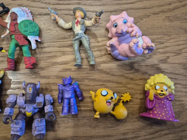 Figuras coleccionables variadas