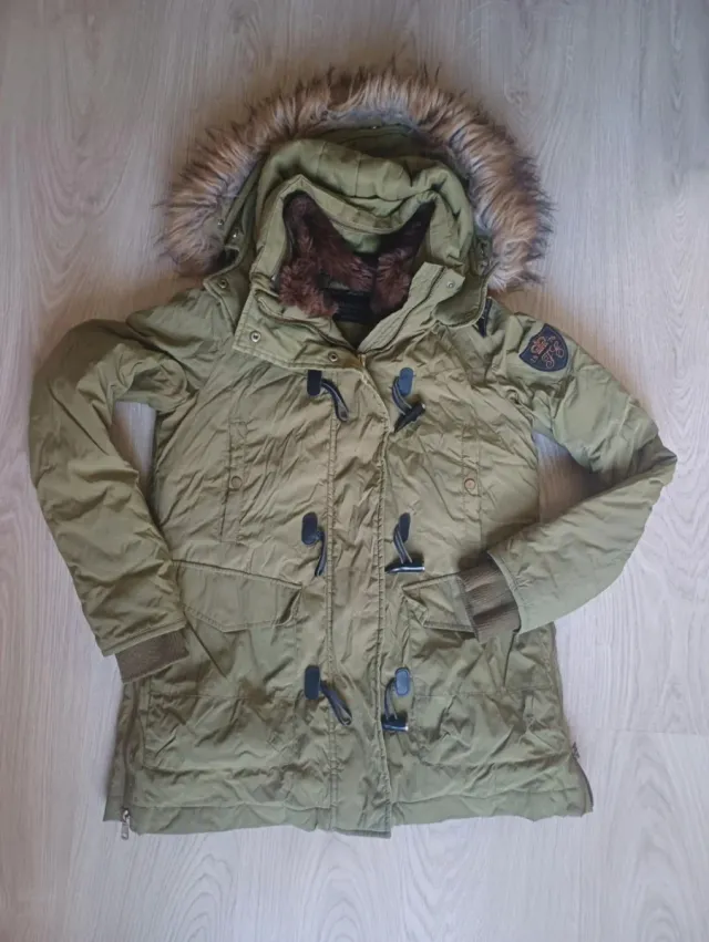 Chaqueta Zara verde con capucha y pelo