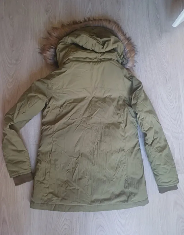 Chaqueta Zara verde con capucha y pelo