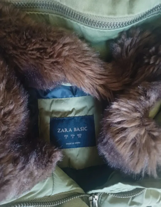 Chaqueta Zara verde con capucha y pelo