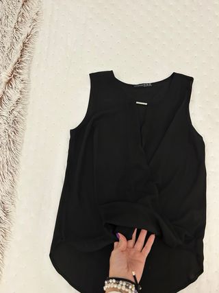 Blusa negra sin mangas larga por detrás