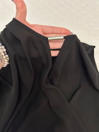 Blusa negra sin mangas larga por detrás