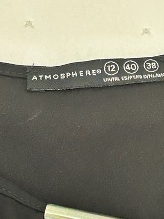 Blusa negra sin mangas larga por detrás