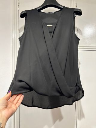 Blusa negra sin mangas larga por detrás
