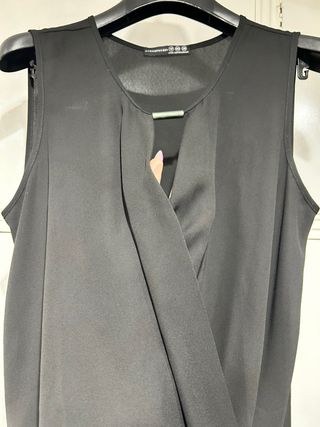 Blusa negra sin mangas larga por detrás