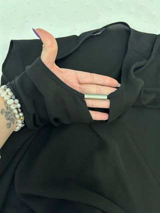 Blusa negra sin mangas larga por detrás