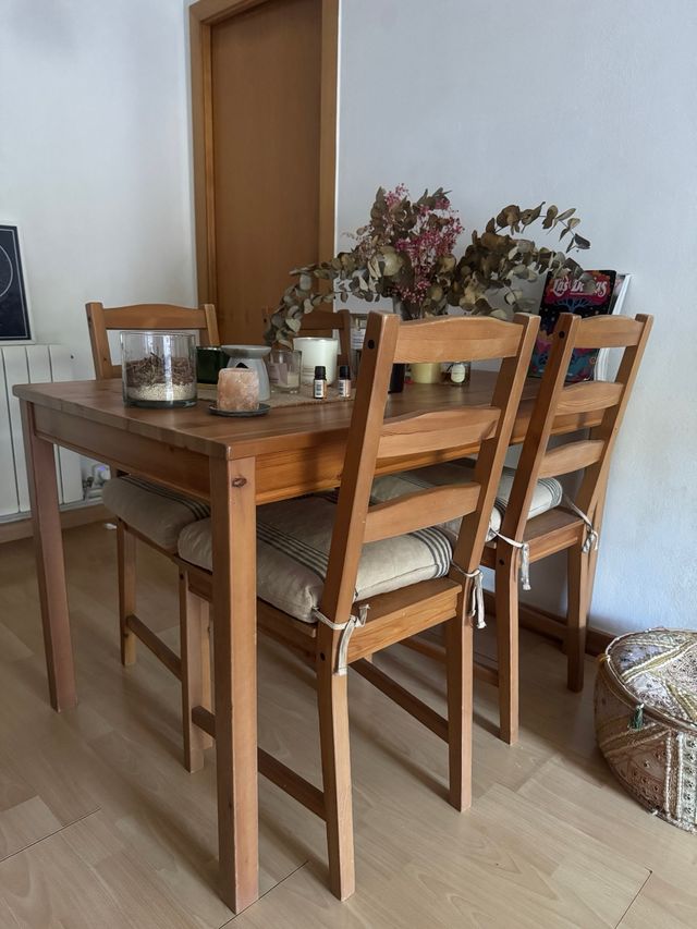 Mesa de comedor y 4 sillas de madera Ikea