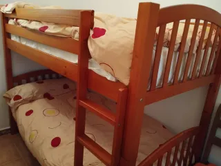 Cama litera pino + colchones, muy buen estado.