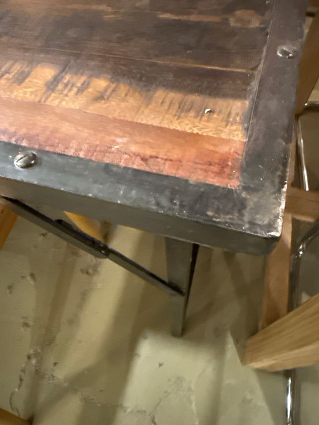 Mesa plegable de hierro y madera