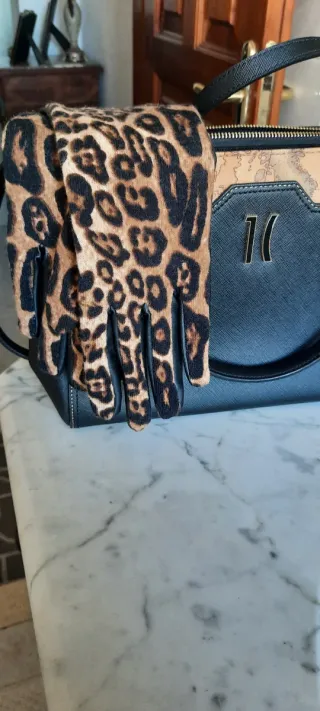 Guanti leopardati neri e marroni