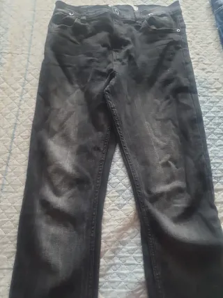 Pantalones vaqueros negros en buenas condiciones.