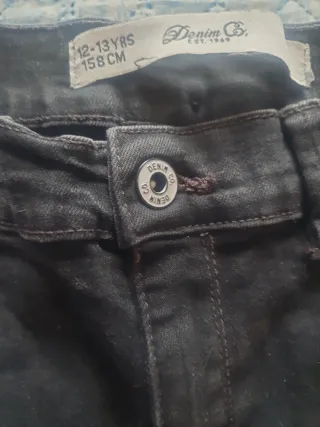 Pantalones vaqueros negros en buenas condiciones.