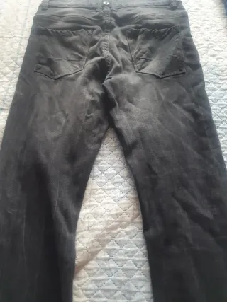 Pantalones vaqueros negros en buenas condiciones.