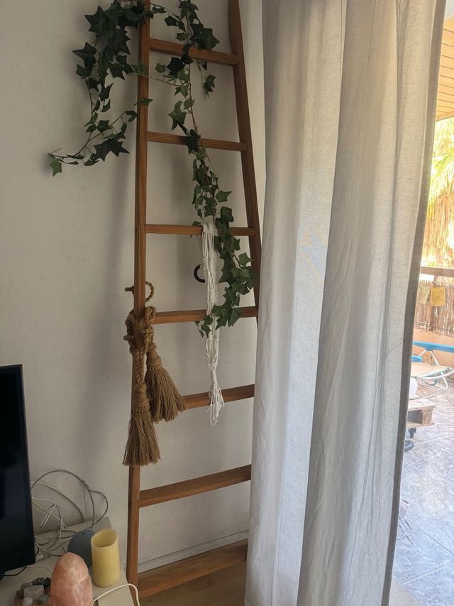 Escalera de madera decorativa