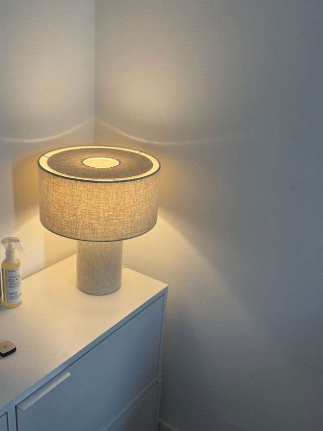 Lámpara de mesa beige y gris