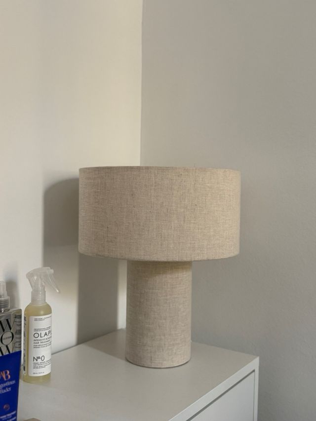 Lámpara de mesa beige y gris