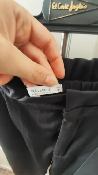 Pantalón negro de pinza con cinturón