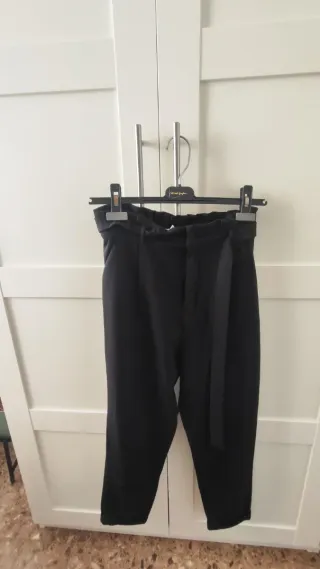Pantalón negro de pinza con cinturón