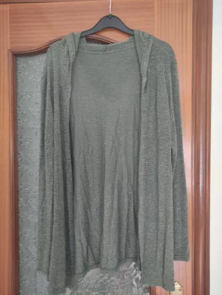 Chaqueta gris con chispas plateada con capucha