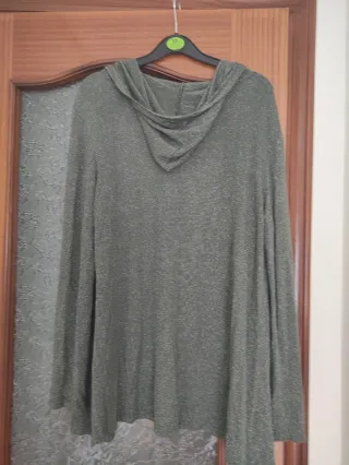 Chaqueta gris con chispas plateada con capucha