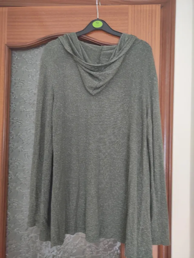 Chaqueta gris con chispas plateada con capucha