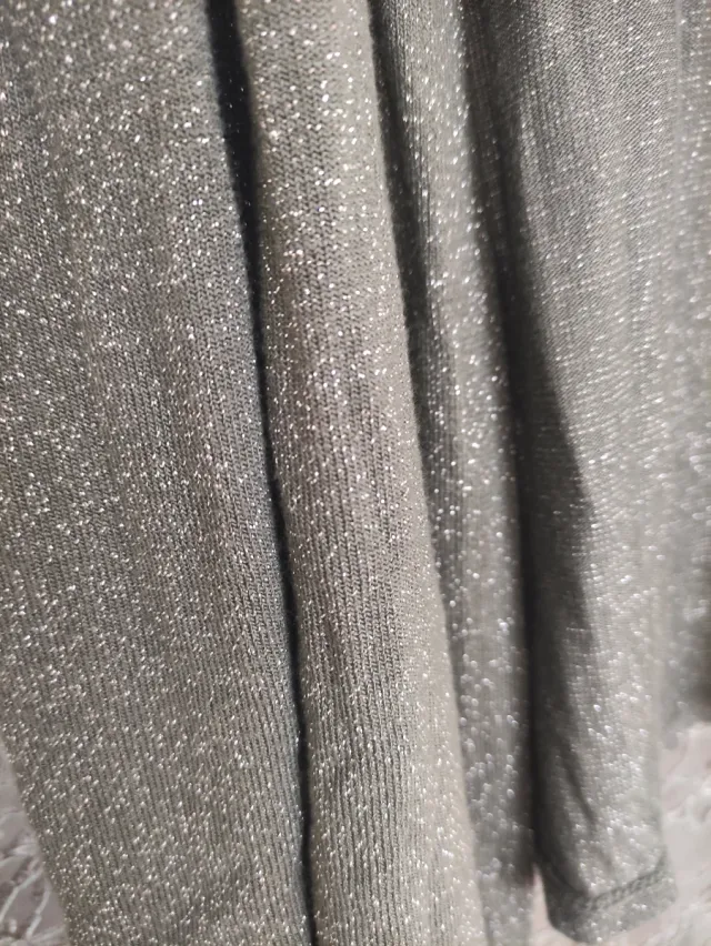 Chaqueta gris con chispas plateada con capucha