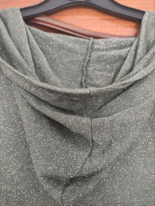 Chaqueta gris con chispas plateada con capucha