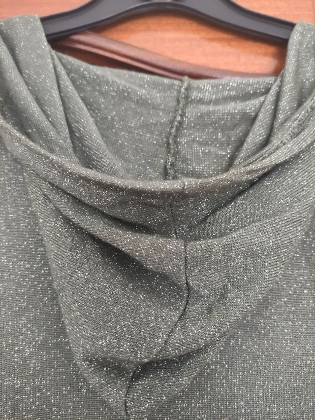 Chaqueta gris con chispas plateada con capucha