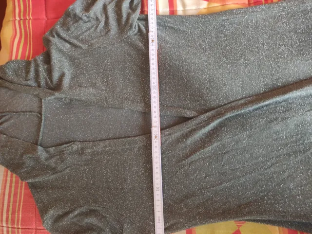 Chaqueta gris con chispas plateada con capucha