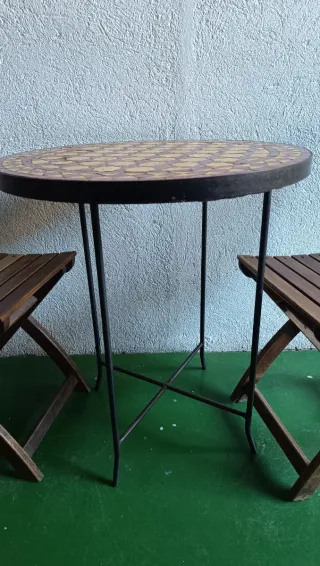 Mesa redonda de piedra con mosaico