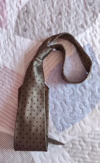 Corbata hombre dorada con puntos