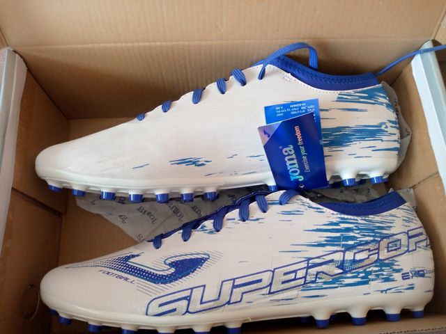 N 45 / Botas nuevas de fútbol Joma