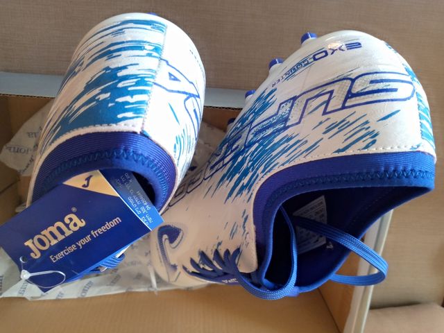 N 45 / Botas nuevas de fútbol Joma