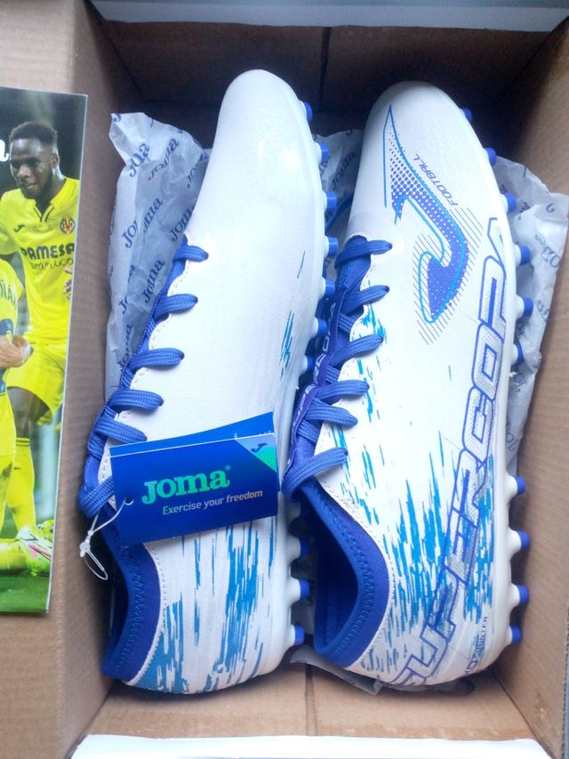 N 45 / Botas nuevas de fútbol Joma