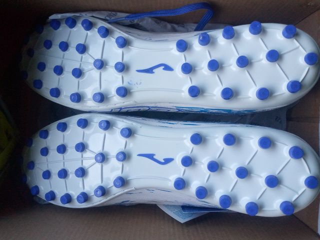 N 45 / Botas nuevas de fútbol Joma