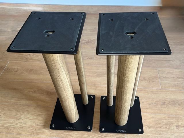 Soportes Altavoces Norstone color Madera y Negro