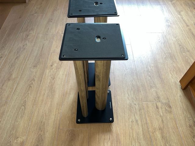 Soportes Altavoces Norstone color Madera y Negro