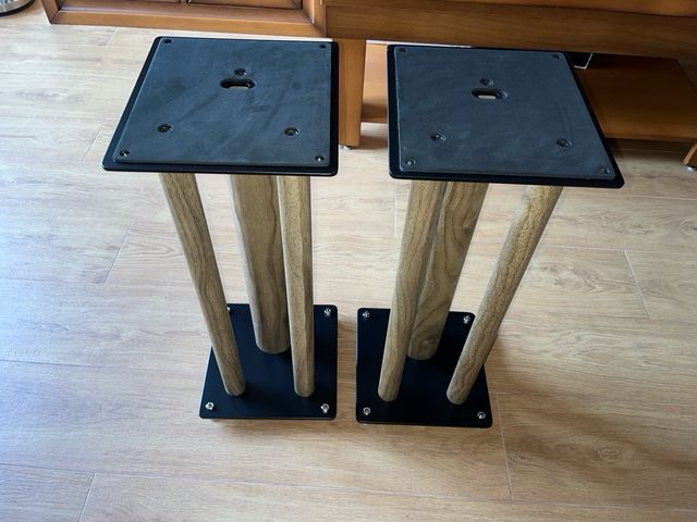 Soportes Altavoces Norstone color Madera y Negro