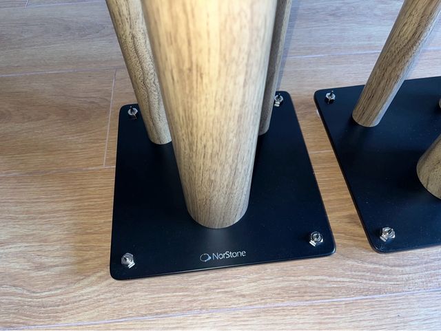 Soportes Altavoces Norstone color Madera y Negro