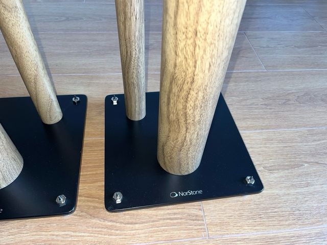 Soportes Altavoces Norstone color Madera y Negro