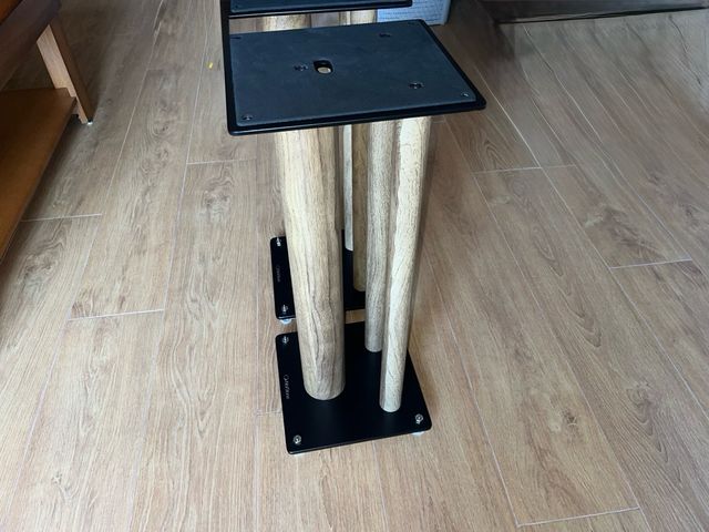 Soportes Altavoces Norstone color Madera y Negro