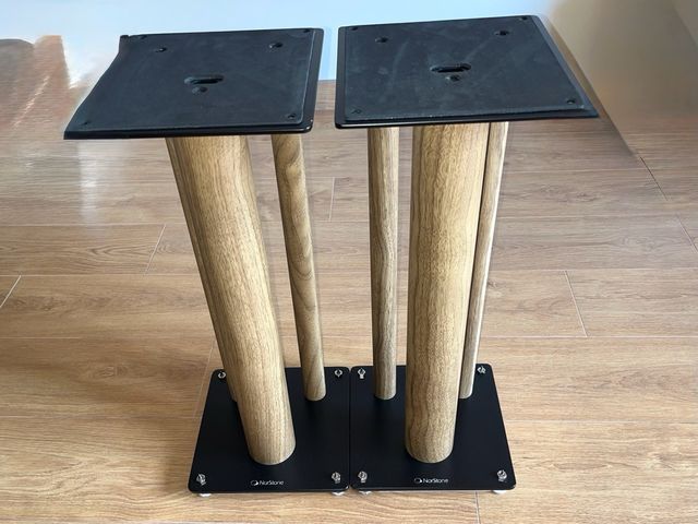 Soportes Altavoces Norstone color Madera y Negro