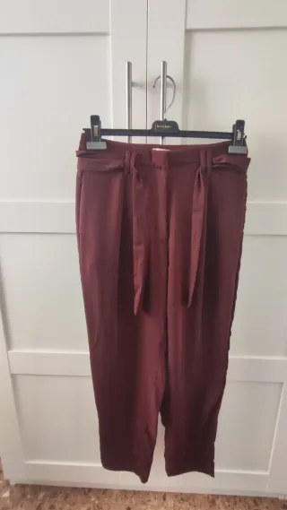 Pantalón pinzas granate con cinturón