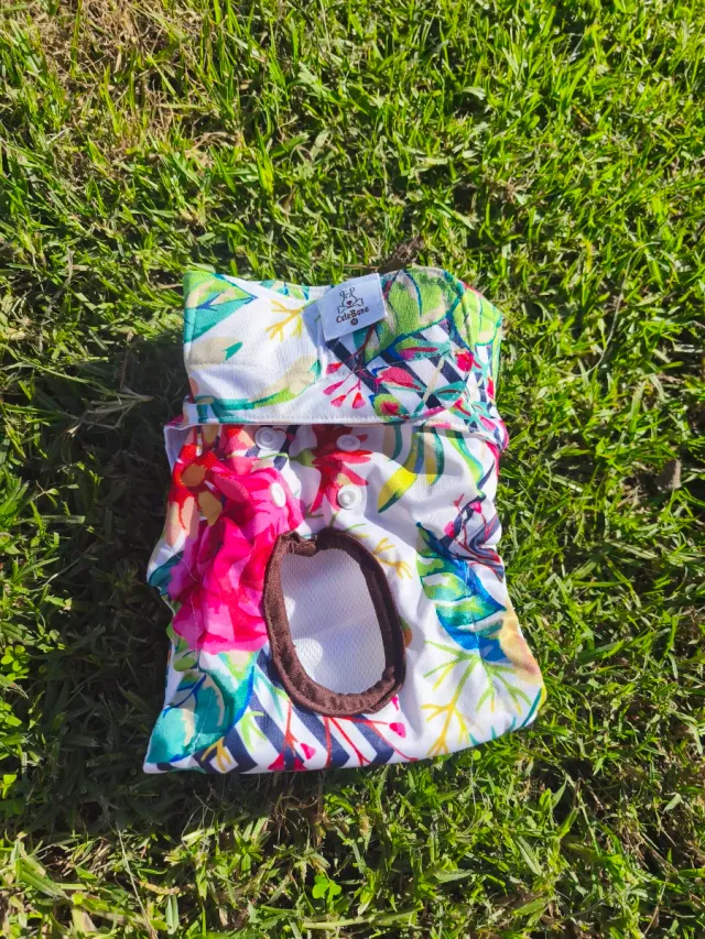Pañal lavable para perro estampado floral