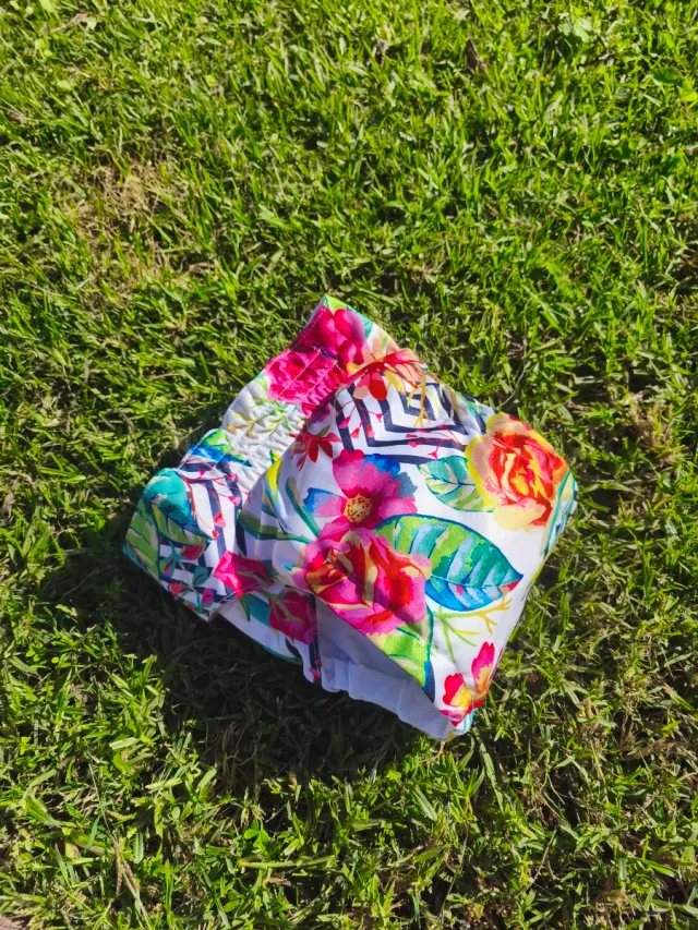 Pañal lavable para perro estampado floral