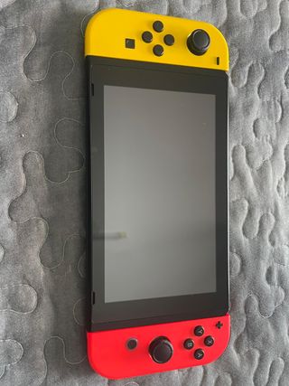 Nintendo Switch + Dock + Cargador + Estuche rígido