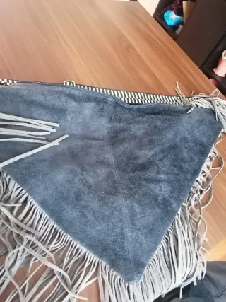 Borsa tracolla in pelle scamosciata con frange