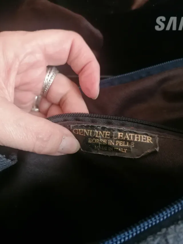 Borsa tracolla in pelle scamosciata con frange