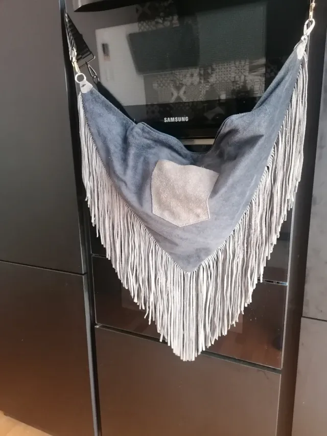 Borsa tracolla in pelle scamosciata con frange